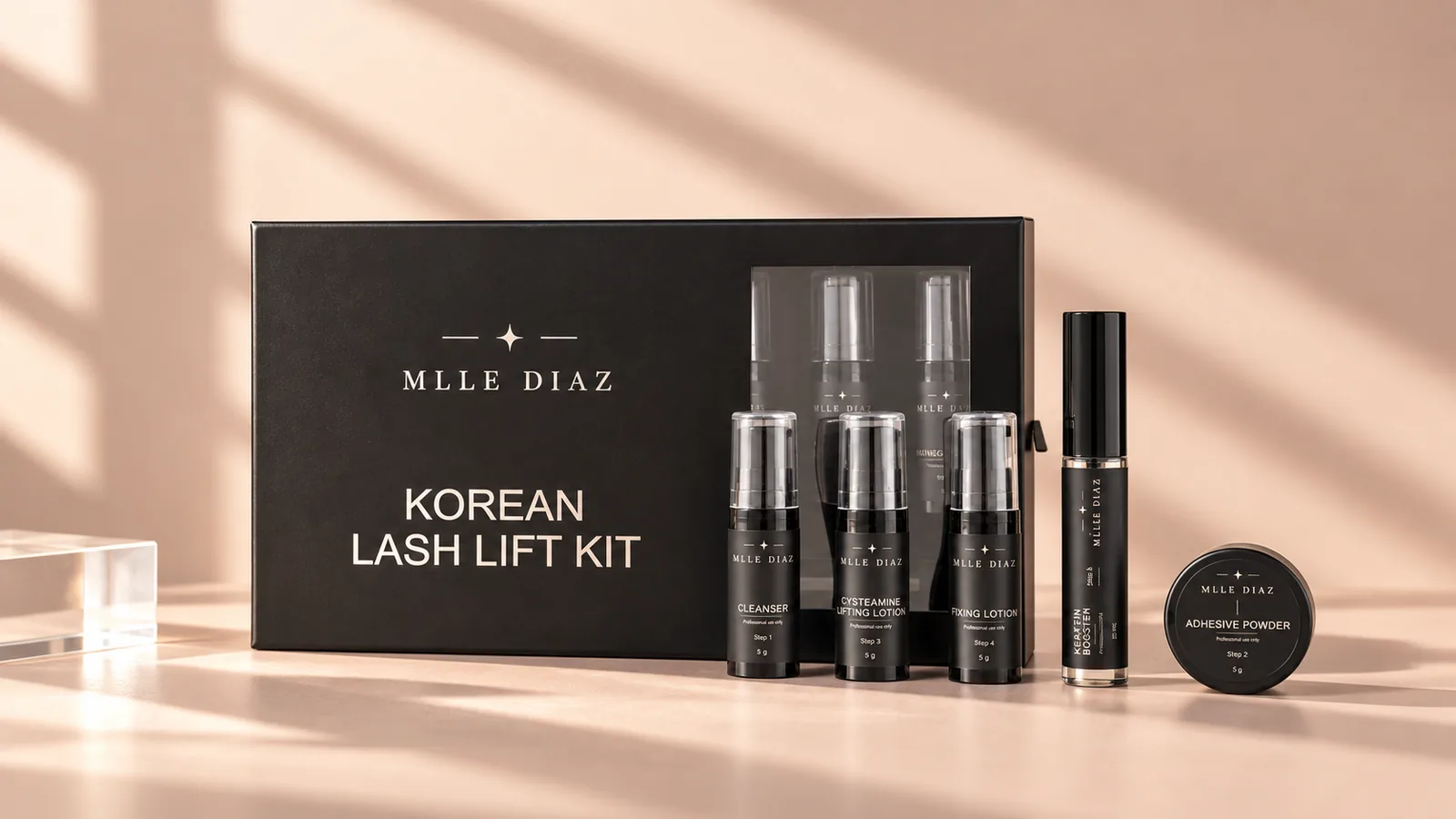 Coffret Korean Lash Lift Mlle Diaz avec ses lotions, son booster à la kératine et sa poudre adhésive sur fond nude rosé