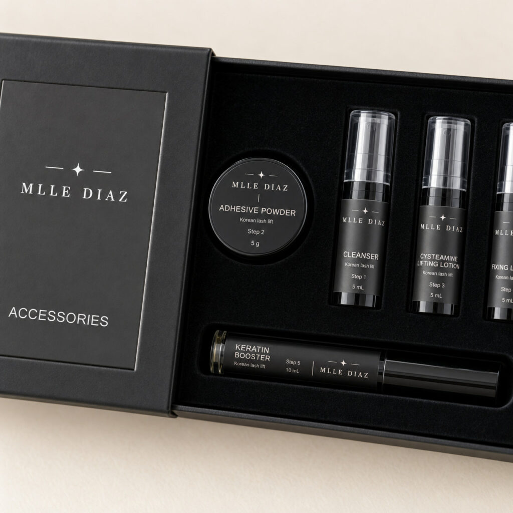 Coffret du kit Korean Lash Lift ouvert : poudre adhésive 5 g, lotions de 5 ml, Keratin Booster 10 ml et pads silicone gel
