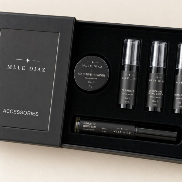 Coffret du kit Korean Lash Lift ouvert : poudre adhésive 5 g, lotions de 5 ml, Keratin Booster 10 ml et pads silicone gel