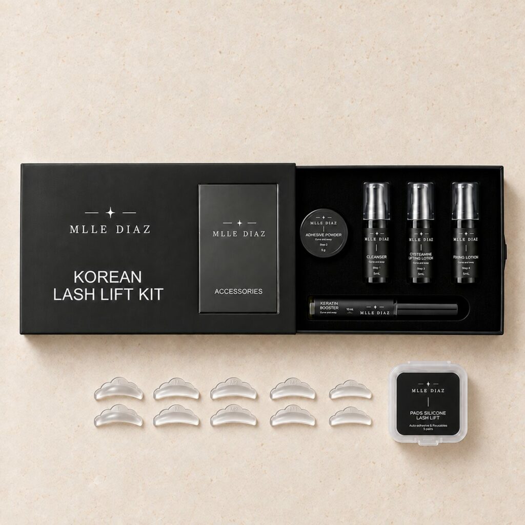 Kit Korean Lash Lift Mlle Diaz ouvert vu du dessus : nettoyant, poudre adhésive, lotions cystéamine et fixatrice, Keratin Booster et pads silicone gel en 5 tailles