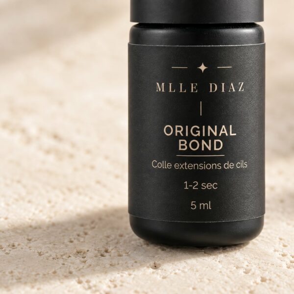 Gros plan sur l'étiquette de la colle Original Bond : 1 à 2 secondes, 5 ml