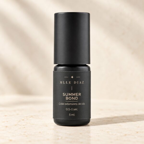 Flacon de colle Summer Bond Mlle Diaz, 5 ml, sur une pierre claire