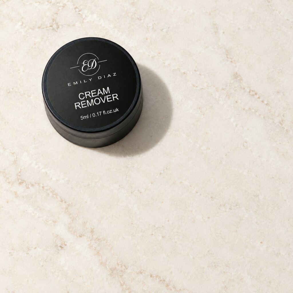 Pot de Cream remover sur une pierre claire, lumière naturelle