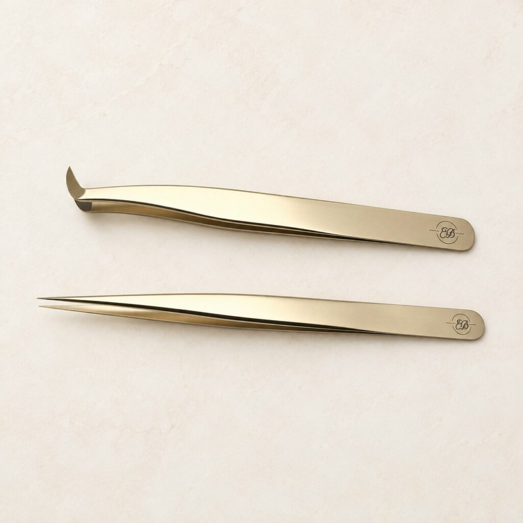 Pince volume russe et pince droite dorées Mlle Diaz posées à plat