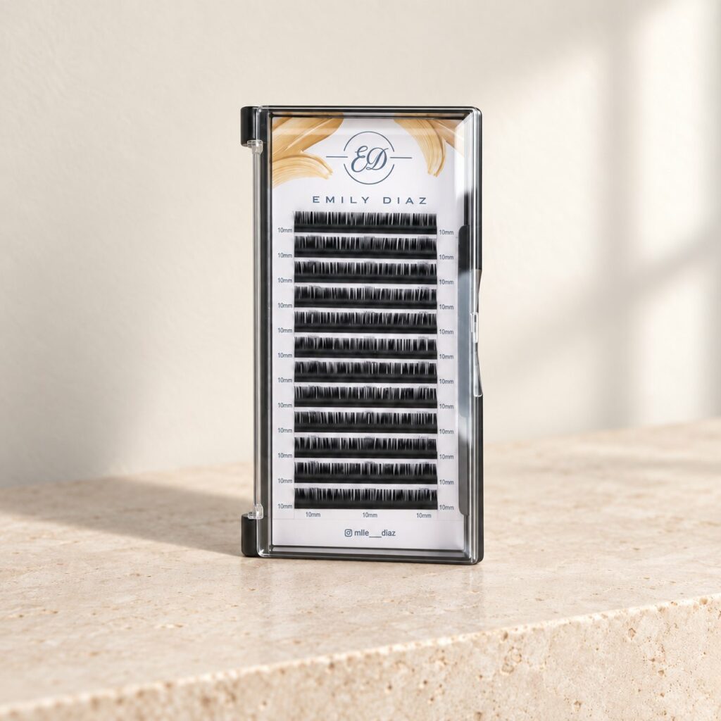 Plateau d'extensions de cils Easy fan debout sur un plan en pierre