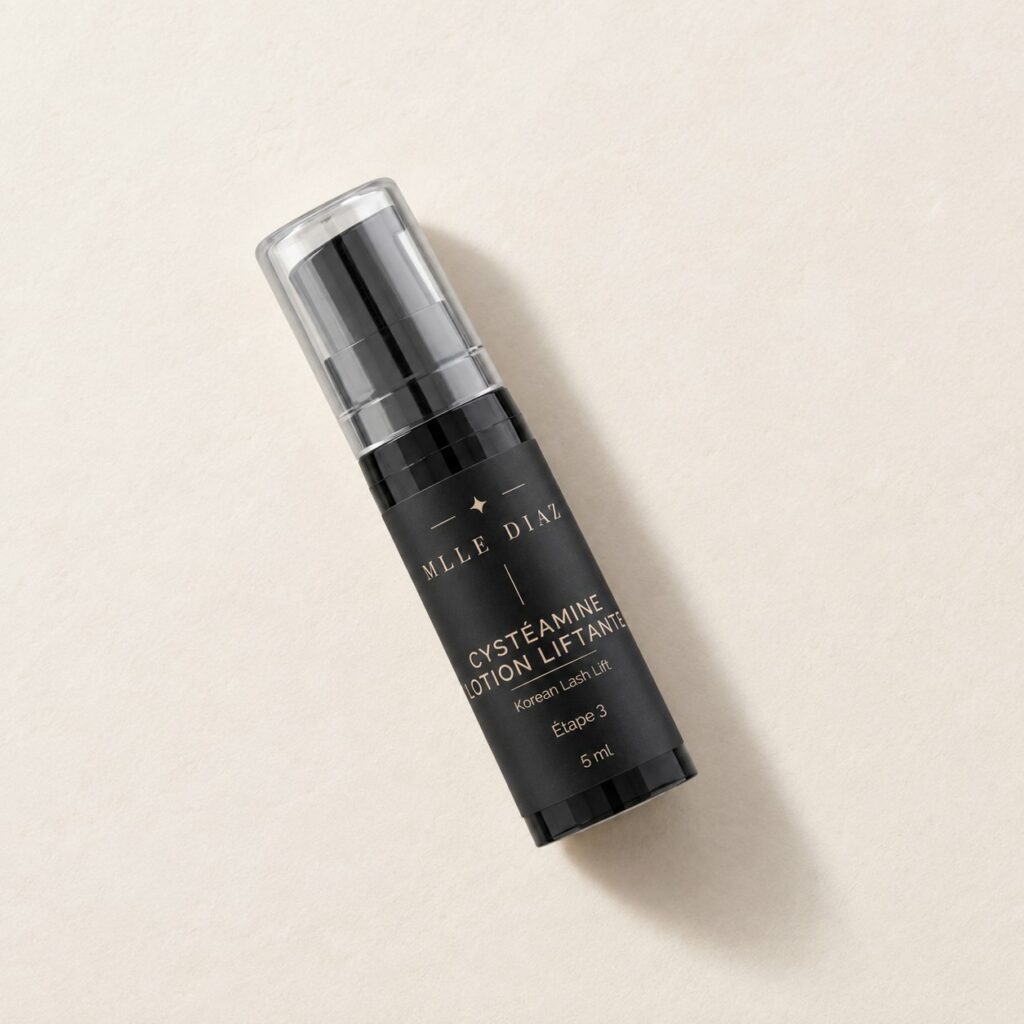 Lotion à la cystéamine Korean Lash Lift Mlle Diaz couchée sur fond clair
