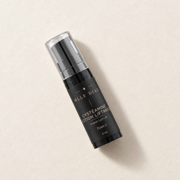 Lotion à la cystéamine Korean Lash Lift Mlle Diaz couchée sur fond clair