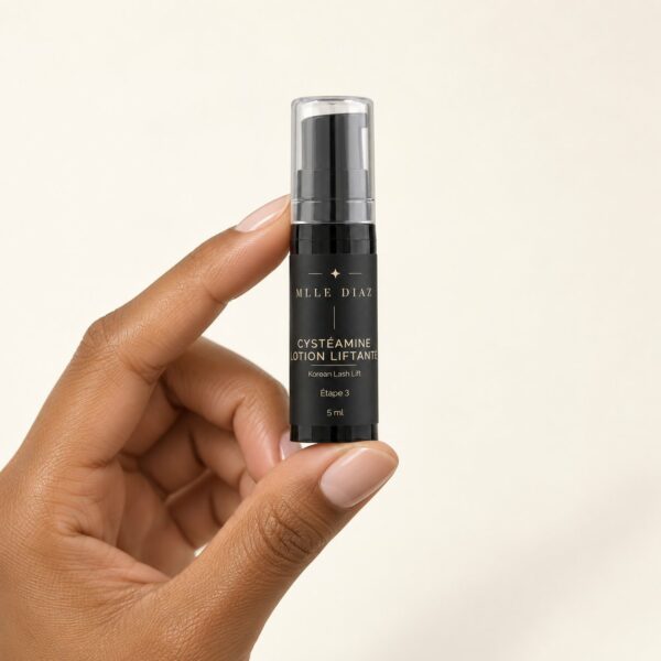 Main tenant la lotion liftante à la cystéamine Korean Lash Lift Mlle Diaz