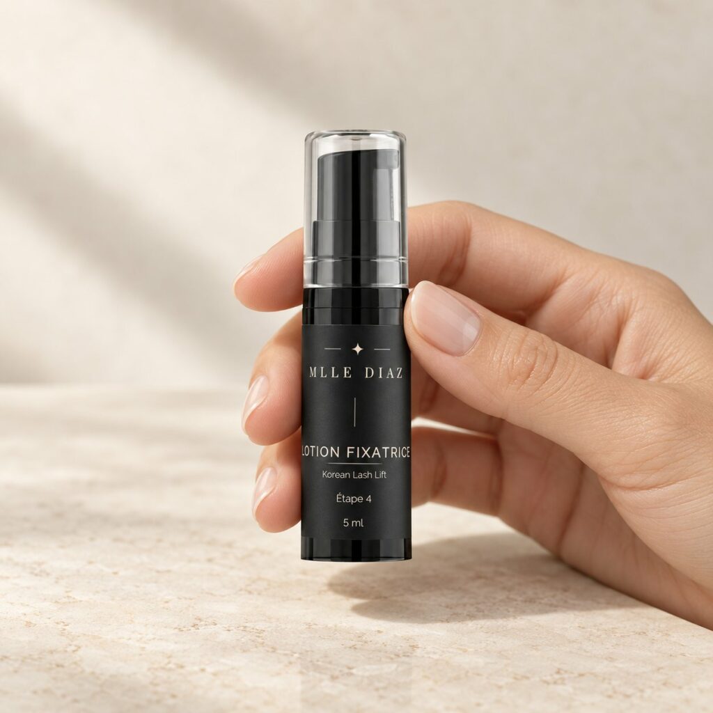 Main tenant le flacon de lotion fixatrice Korean Lash Lift Mlle Diaz
