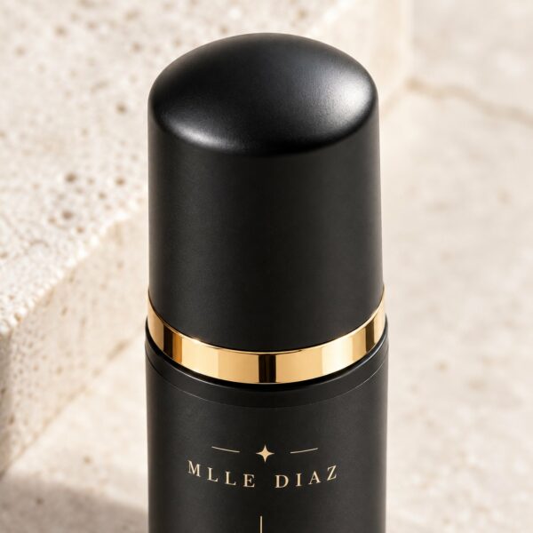 Gros plan sur le flacon de mousse nettoyante cils Mlle Diaz et sa bague dorée