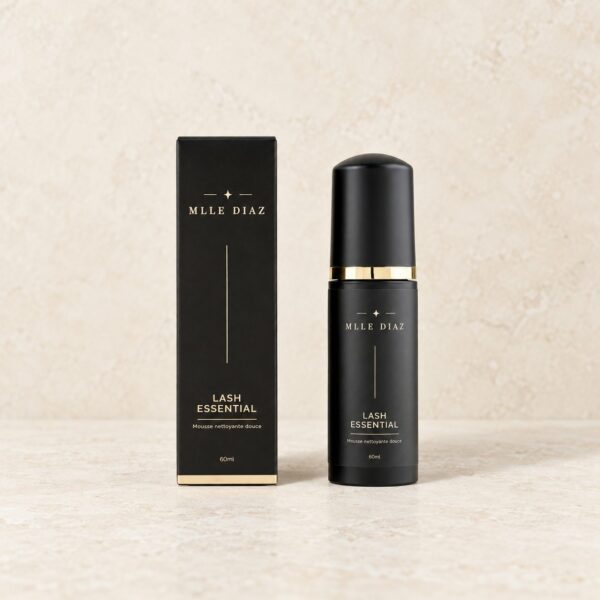Mousse nettoyante cils Lash Essential Mlle Diaz à côté de son étui