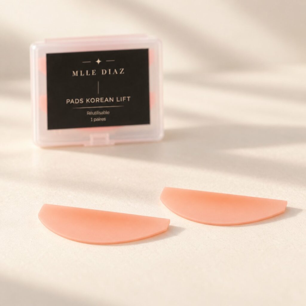Pads plats Korean Lash Lift devant leur boîte Mlle Diaz