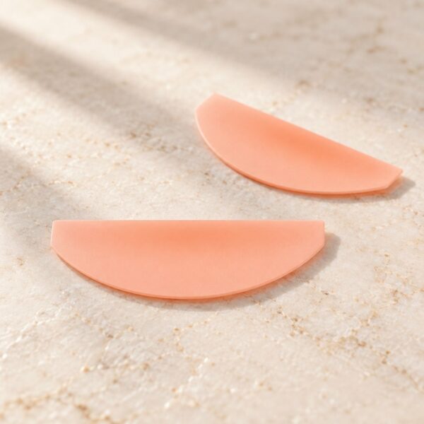 Paire de pads plats Korean Lash Lift en silicone sur une pierre claire