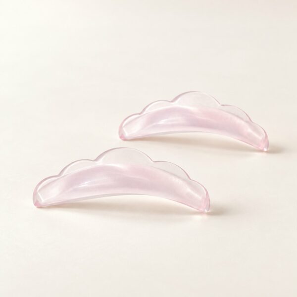 Gros plan sur une paire de pads silicone gel, souples et translucides