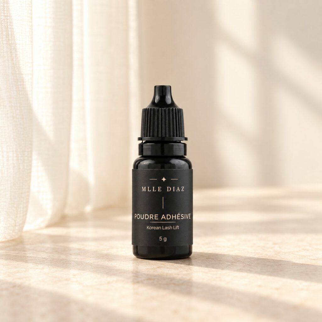 Poudre adhésive Korean Lash Lift Mlle Diaz sur un plan de travail lumineux