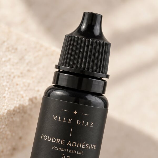 Gros plan sur l'étiquette de la poudre adhésive Korean Lash Lift, 5 g